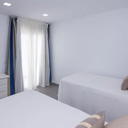 Poris 5 Beachfront By Holidays アパート *